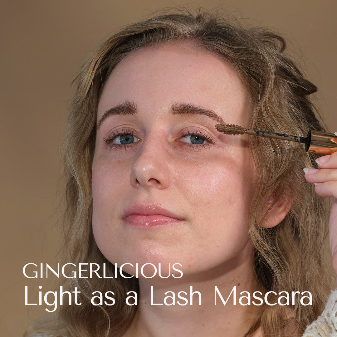 Dark Blond model wearing light as a lash mascara in the shade Gingerlicious. from HEY REDHEAD. Julie wears Gingerlicious on lash and brow. Natural mascara. Vegan Mascara. Made in Europe. 